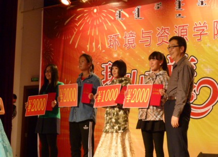 conew_贾志斌教授为新生颁奖.jpg